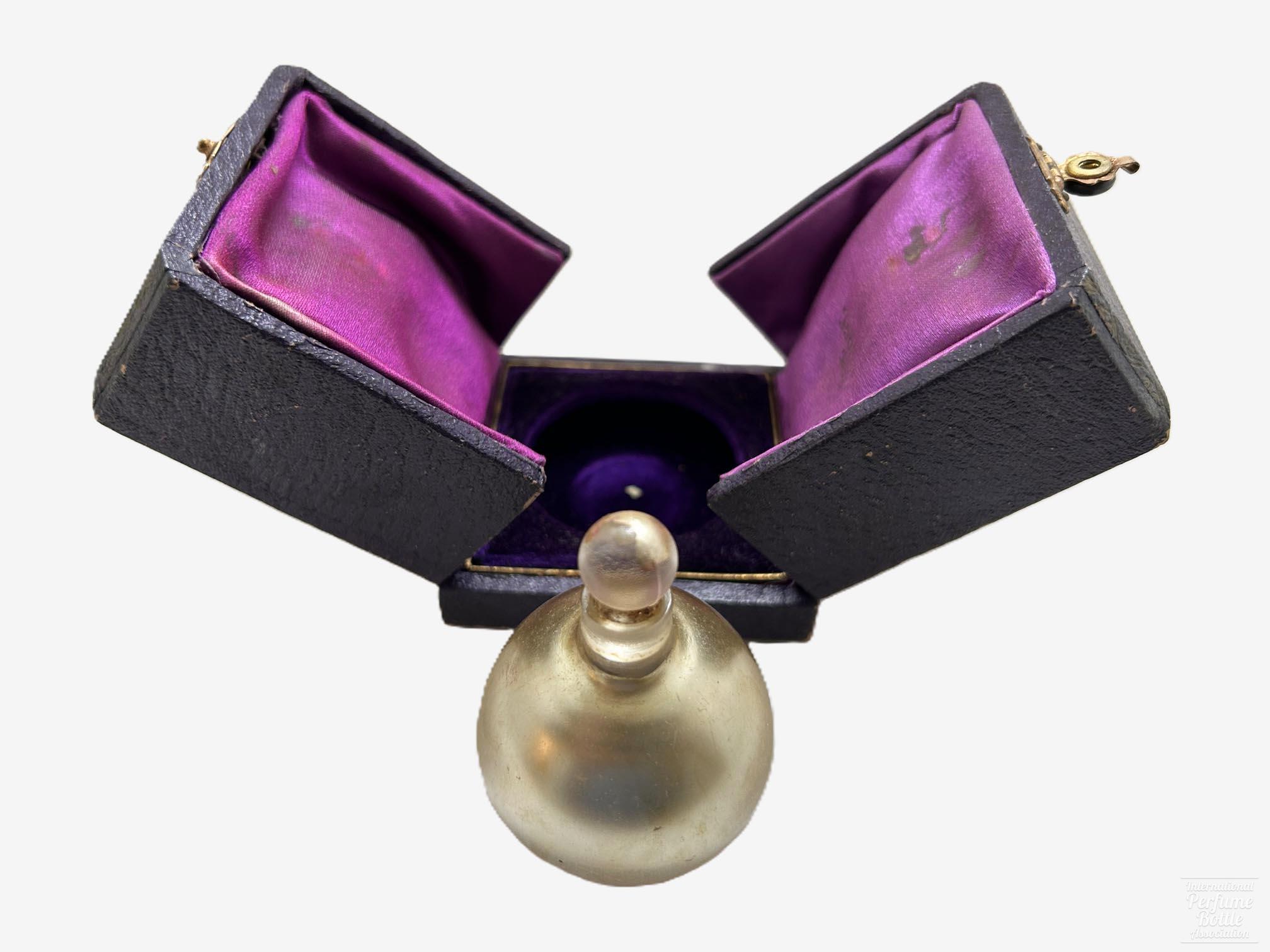 "Chypre" Pearl Presentation by Isabey